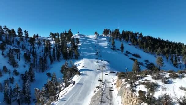 Vista aérea da estância de esqui de montanha com bela paisagem de inverno — Vídeo de Stock