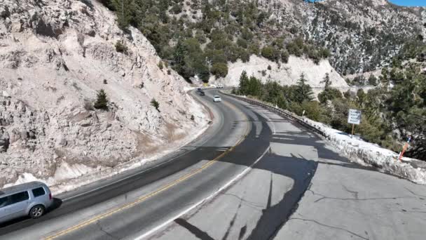 Luchtfoto van serpentine weg in de sneeuw berg in San Bernardino National Forest — Stockvideo