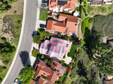 Kaliforniya 'da termitler için dezenfekte edilirken kırmızı ve gri bir çadırla kaplı bir villa.