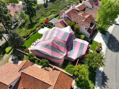 Kaliforniya 'da termitler için dezenfekte edilirken kırmızı ve gri bir çadırla kaplı bir villa.
