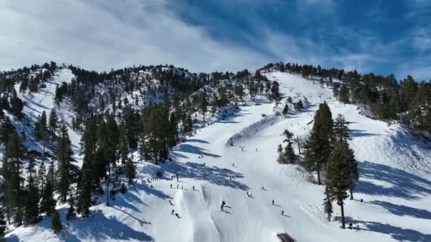 Horské lyžařské středisko během zimní sezóny — Stock video