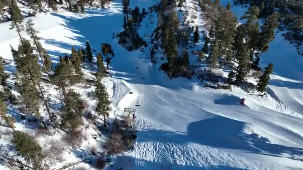 Estación de esquí de montaña durante la temporada de invierno — Vídeos de Stock