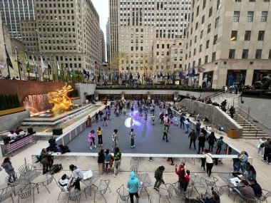 İnsanlar New York 'taki Rockefeller Center' da paten kayarken görülüyor.