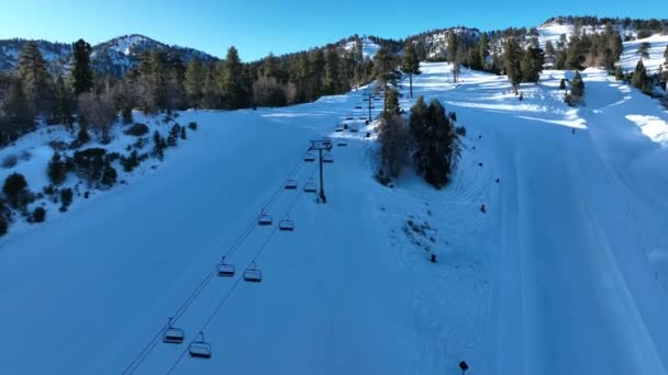 Letecký pohled na horské lyžařské středisko s krásnou zimní krajinou — Stock video