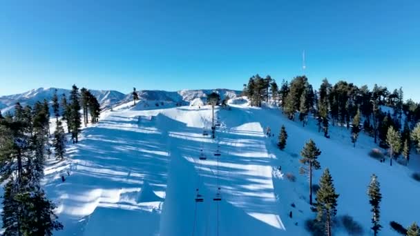 Vista aérea de la estación de esquí de montaña con hermoso paisaje de invierno — Vídeos de Stock