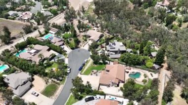 Varlıklı Alta Loma topluluğunun ve sıradağların hava manzarası, Rancho Cucamonga, California, ABD