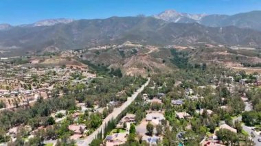 Varlıklı Alta Loma topluluğunun ve sıradağların hava manzarası, Rancho Cucamonga, California, ABD