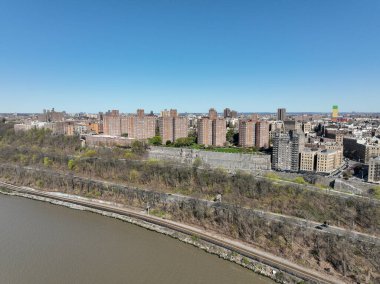 Hudson Nehri ve New York 'un mavi gökyüzü manzarası 