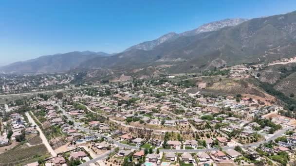 Luftaufnahme Der Wohlhabenden Gemeinde Alta Loma Und Der Bergkette Rancho — Stockvideo