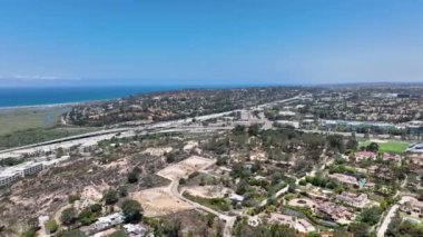 Pasifik Okyanusu kıyısındaki San Diego County, Kaliforniya 'daki Del Mar kasabasının hava manzarası. ABD