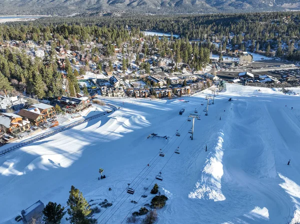 大熊湖冬季风景秀丽的高山滑雪胜地的空中景观 免版税图库照片
