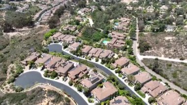ABD 'nin Kaliforniya eyaletinin San Diego ilçesindeki Del Mar kasabasında havuzu olan büyük evlerin hava manzarası.
