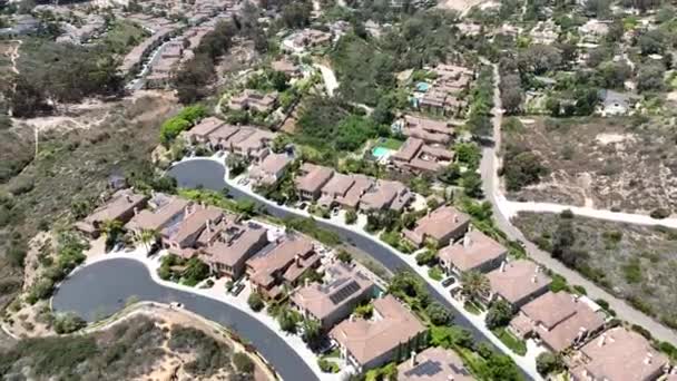 美国加利福尼亚州圣地亚哥县德尔马小镇上有游泳池的大房子的空中景观 — 图库视频影像