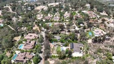 San Diego County, Kaliforniya 'da havuzu olan büyük evlerin havadan görüntüsü.