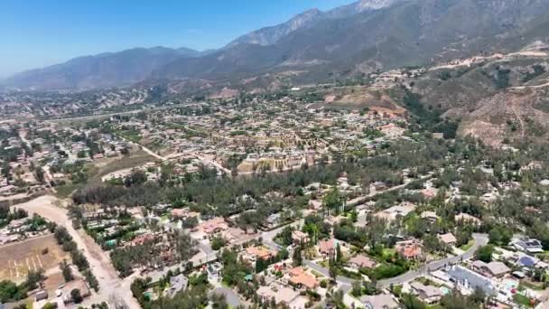 Luftaufnahme Der Wohlhabenden Gemeinde Alta Loma Und Der Bergkette Rancho — Stockvideo