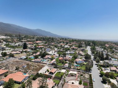 Varlıklı Alta Loma topluluğunun ve sıradağların hava manzarası, Rancho Cucamonga, California, ABD