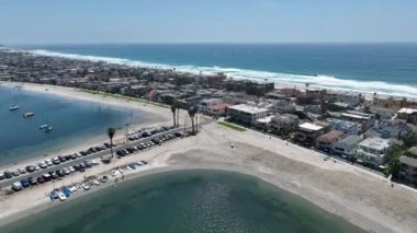 Mission Bay 'in havadan görüntüsü ve San Diego, California' daki plaj. ABD. Ünlü turizm beldesi