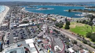Belmont Parkı 'nın havadan görünüşü, 1925 yılında Mission Beach Boardwalk, San Diego, Kaliforniya, ABD' de inşa edilmiş bir lunapark. 22 Ağustos 2022