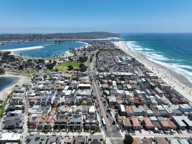Mission Bay 'in havadan görüntüsü ve San Diego, California' daki plaj. ABD. Ünlü turizm beldesi