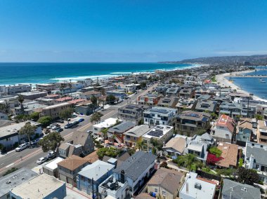 Mission Bay 'in havadan görüntüsü ve San Diego, California' daki plaj. ABD. Ünlü turizm beldesi