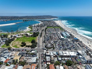 Belmont Parkı 'nın havadan görünüşü, 1925 yılında Mission Beach Boardwalk, San Diego, Kaliforniya, ABD' de inşa edilmiş bir lunapark. 22 Ağustos 2022