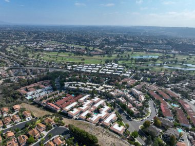 Carlsbad, North County San Diego, Kaliforniya 'daki orta sınıf mahallesinin hava manzarası, ABD.