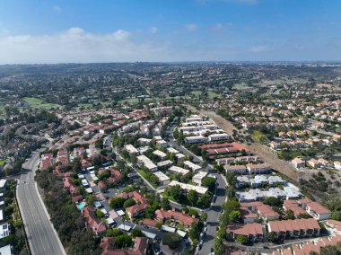 Carlsbad, North County San Diego, Kaliforniya 'daki orta sınıf mahallesinin hava manzarası, ABD.