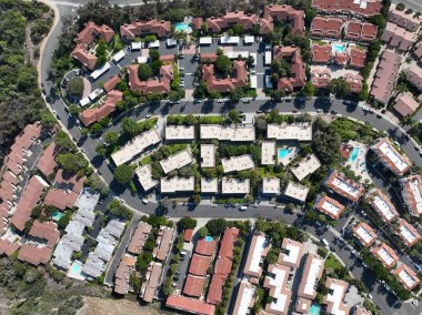 Carlsbad, North County San Diego, Kaliforniya 'daki orta sınıf mahallesinin hava manzarası, ABD.