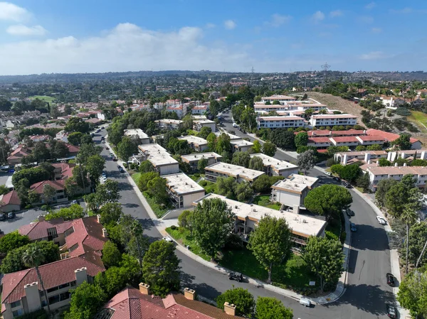 美国加利福尼亚州圣地亚哥市北部卡尔斯巴德市中产阶级居住区的空中景观 — 图库照片