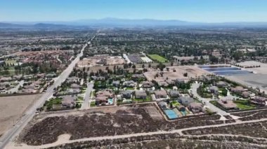San Gabriel Dağları 'nın eteklerinin güneyindeki Rancho Cucamonga' nın hava manzarası ve San Bernardino County, Kaliforniya 'daki Angeles Ulusal Ormanı..