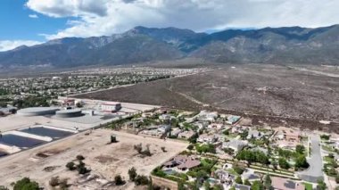 San Gabriel Dağları 'nın eteklerinin güneyindeki Rancho Cucamonga' nın hava manzarası ve San Bernardino County, Kaliforniya 'daki Angeles Ulusal Ormanı..