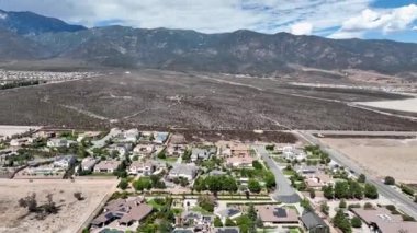 San Gabriel Dağları 'nın eteklerinin güneyindeki Rancho Cucamonga' nın hava manzarası ve San Bernardino County, Kaliforniya 'daki Angeles Ulusal Ormanı..