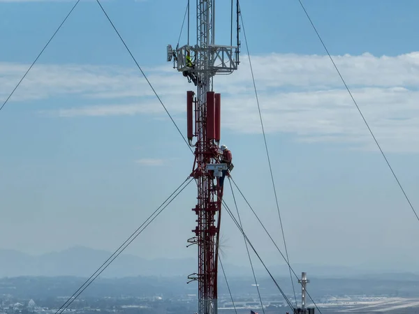 Ingeniero Con Equipo Seguridad Torre Alta Para Mantenimiento Comunicaciones Telecomunicaciones — Foto de Stock