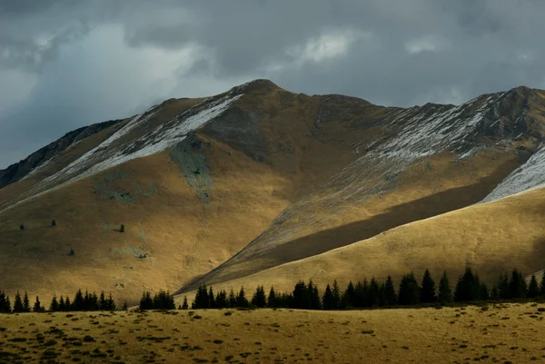 Güneş ışınları bir dağ tarafındaki