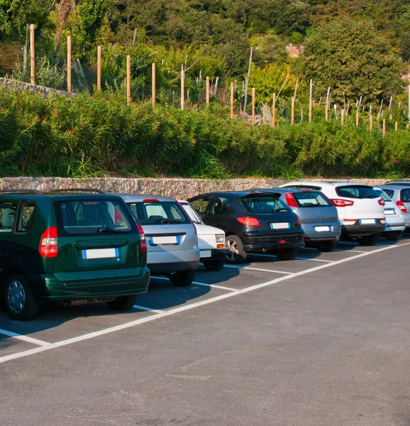 Cars parked in series — Stock Photo, Image