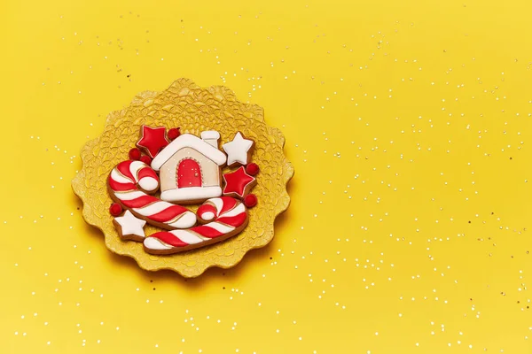Vánoční Perníkové Sušenky Žlutém Ručně Vyráběném Talíři Žlutém Pozadí Kopírovat — Stock fotografie