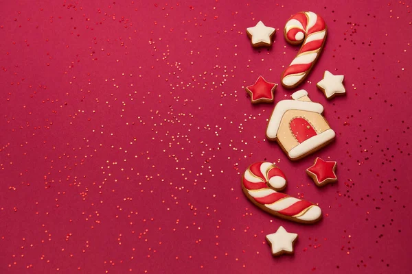 Kırmızı arka planda Noel kurabiyesi. Uzayı kopyala Düz yatıyordu. Kış bayramı konsepti