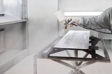 Profesyonel atölyede, endüstriyel konseptte, sprey tabancada, otomatik spreyle odun parlatma ya da spreyleme işlemi