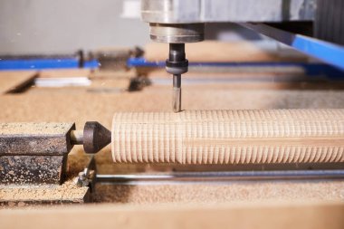 Tahta oyma makinesi. CNC 'li modern otomatik marangozluk makinesi. Mobilya üretimi.