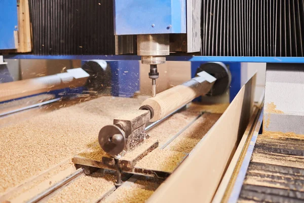 Holzschnitzmaschine Moderne Automatische Holzbearbeitungsmaschine Mit Cnc Möbelproduktion — Stockfoto