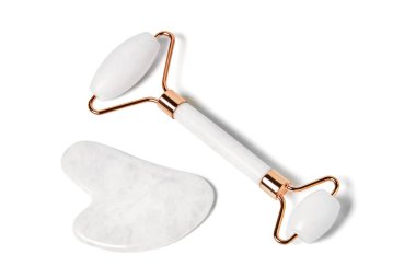 Beyaz kuvars yüz masajı Jade roller, Gua Sha, kesme yolu ile beyaz arka planda izole. SPA güzellik tedavi konsepti