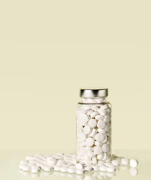 Comprimidos Brancos Num Frasco Vidro Fundo Amarelo Pastel Medicação Comprimidos — Fotografia de Stock
