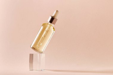 Cam damlacıkta, pipetle birlikte gerekli yağ. Bitkisel kozmetik, doğal organik güzellik ürünü.