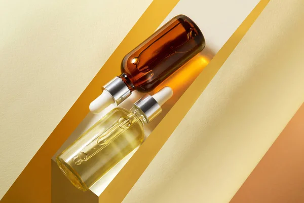 Skład Brązowych Przezroczystych Szklanych Butelek Aromatycznymi Naturalnymi Olejkami Eterycznymi Produkty — Zdjęcie stockowe