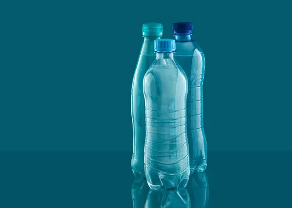 Verschiedene Arten Von Wasserflaschen Auf Dunklem Hintergrund Mit Clipping Pfad — Stockfoto
