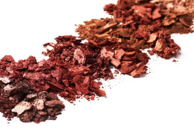 Göz farı örneği beyaz arka planda izole edilmiş. Ezilmiş kahverengi metalik göz farı seti. Bir makyaj ürününün kapanışı.