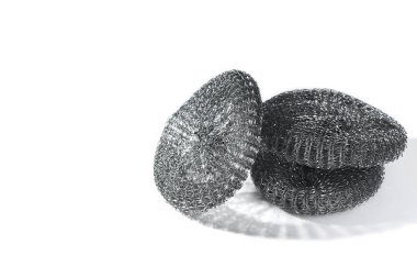 Beyaz arka planda izole edilmiş bulaşık yıkama seti için paslanmaz çelik ovalayıcılar, temizlik pedleri (metal sünger, temizlik tomurcukları)