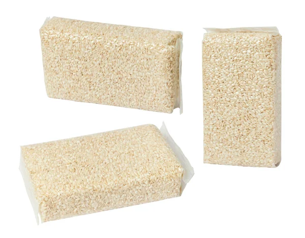 白背景下截断路径的Arborio水稻真空包 — 图库照片
