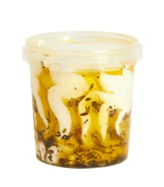 Zeytinyağlı organik keçi kremi peyniri ve beyaz arka planda bulunan kırpma yollu otlar. Turşulu keçi kremi peyniri.