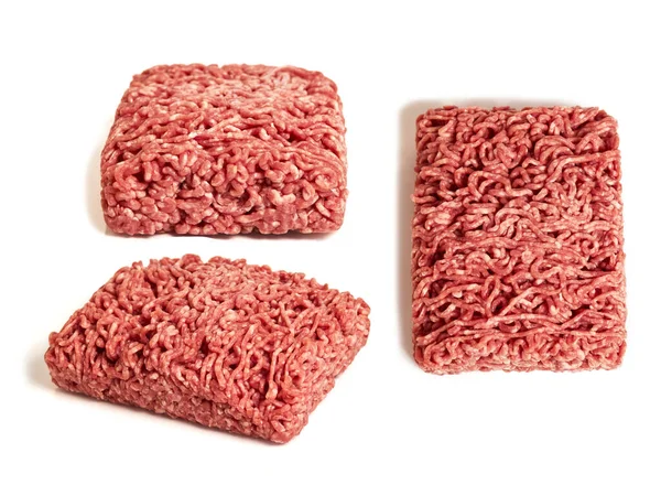Beyaz arkaplanda çiğ kıyma izole edilmiş